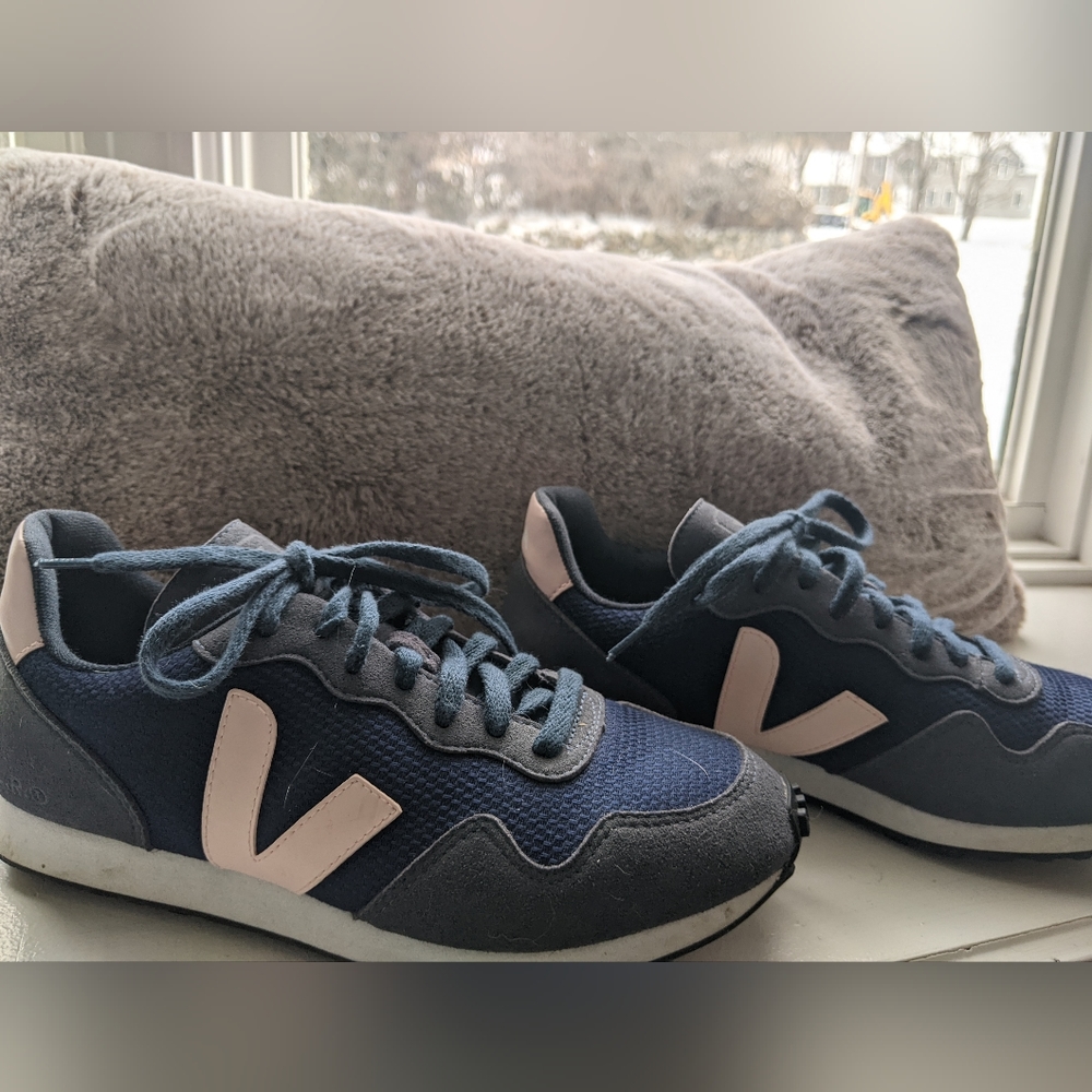 Veja size 8 women's sneaker